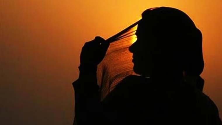 ٹنڈوآدم: 4 بچوں کے لاپتہ ہونے پر ماں کا سٹی تھانے کے سامنے احتجاج