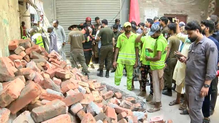 لاہور میں زیرِ تعمیر عمارت گرنے سے بچہ جاں بحق، 5 افراد زخمی