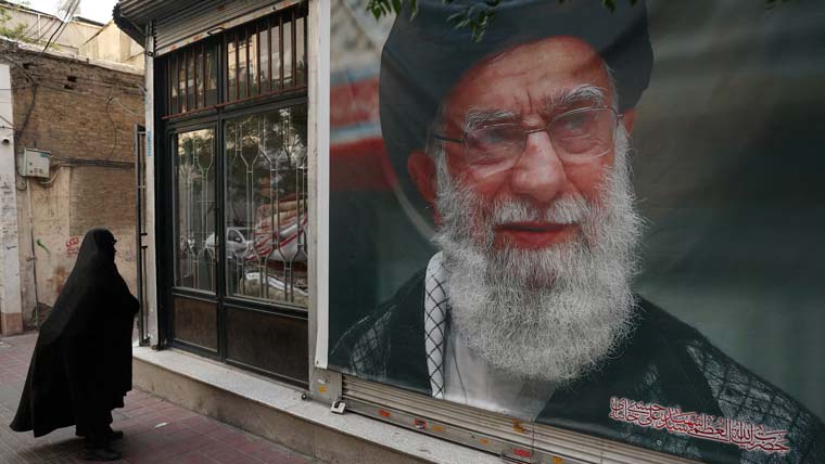 شہید ایرانی سپریم لیڈر آیت اللہ خامنہ ای کا جسد خاکی امام خمینی حسینیہ منتقل