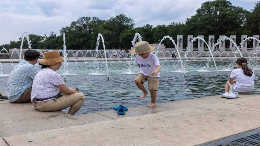 Hot spell roasts eastern US ahead of holiday weekend