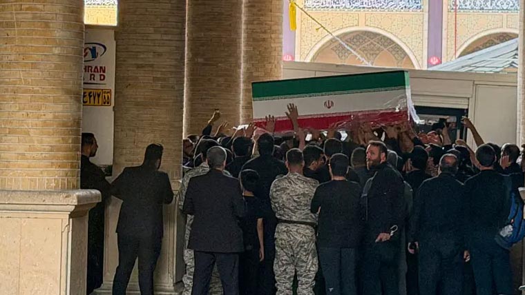 شہید علی خامنہ ای کے آخری دیدار پر ایران میں سوگ کی فضا، رقت آمیز مناظر