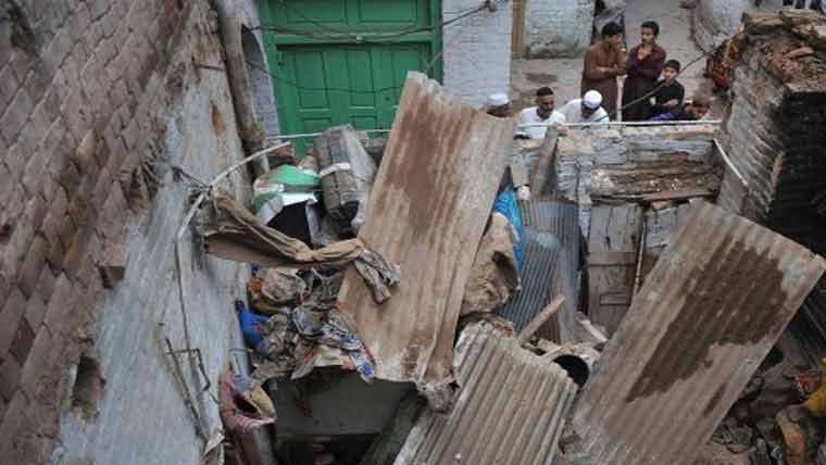 نوشہرہ میں کمرے کی چھت گرنے سے ملبے تلے دب کر ایک شخص جاں بحق، دوسرا زخمی