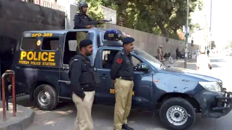شہر قائد میں پولیس اہلکاروں کی فائرنگ سے 2 نوجوان زخمی