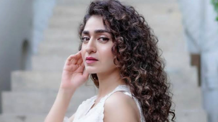 حاجرہ یامین کا شوبز میں آنے والی لڑکیوں کو اصولوں پر قائم رہنے کا مشورہ