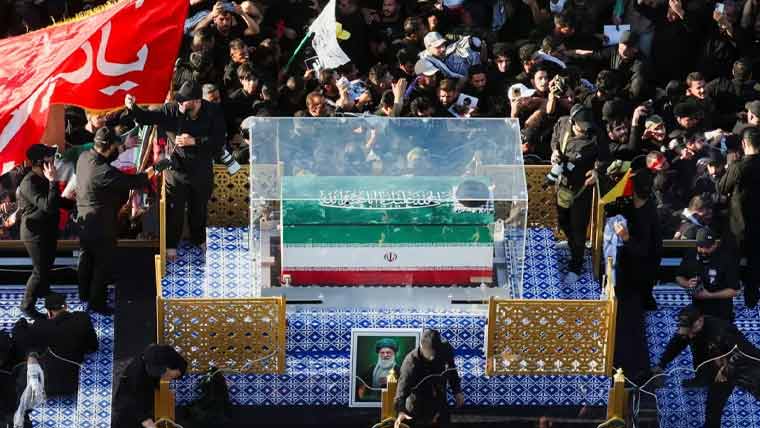 شہید آیت اللہ خامنہ ای کا جسد خاکی نجف سے کربلا منتقل، لاکھوں سوگواروں کی شرکت