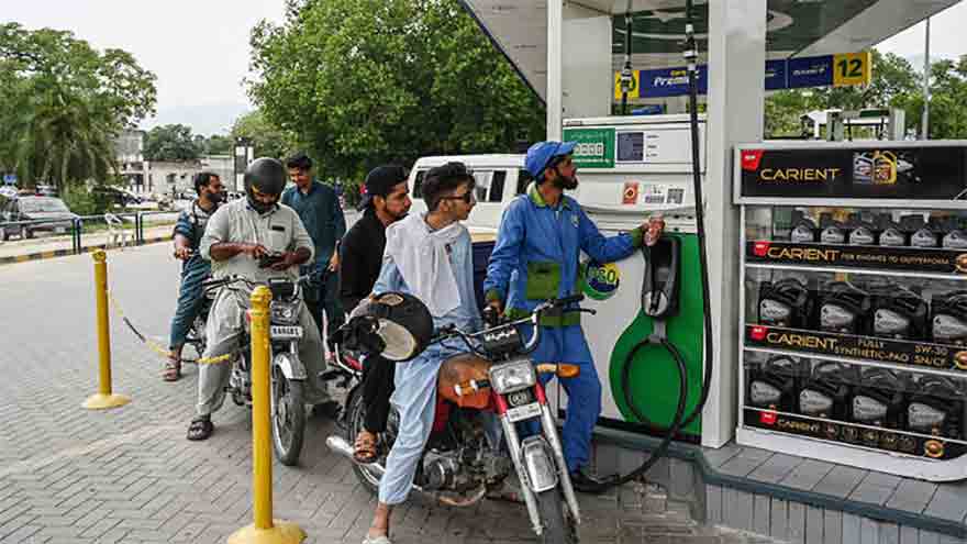 Pakistan business group seeks Rs30 fuel price cut as global crude eases