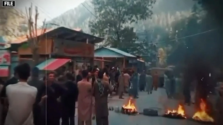 آزاد کشمیر میں مسلح جتھوں کی جانب سے سڑکوں کی بندش، عوام پریشان 