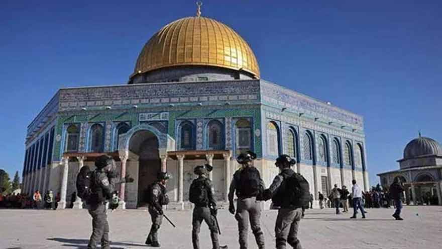 Israeli forces detain Al-Aqsa Mosque imam after Friday prayer