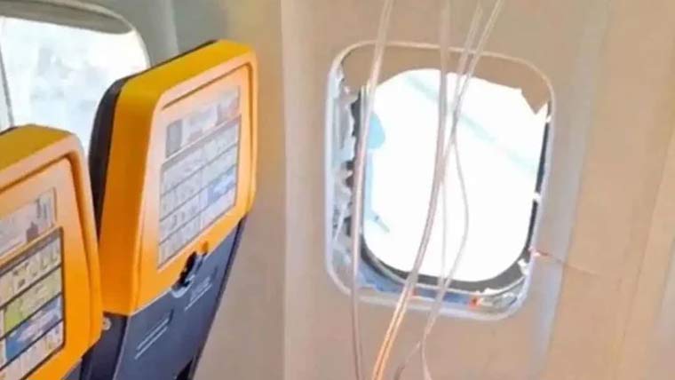 مسافر دورانِ پرواز طیارے کی کھڑکی سے باہر نکل گیا