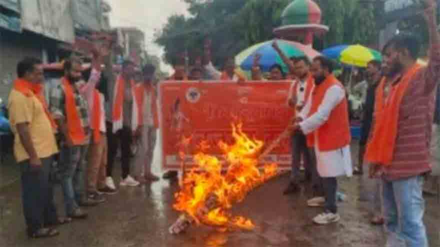 Hindu extremists burn Aamir Khan's effigy over Gauri Spratt marriage