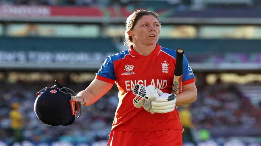Former England cricket captain Knight retires