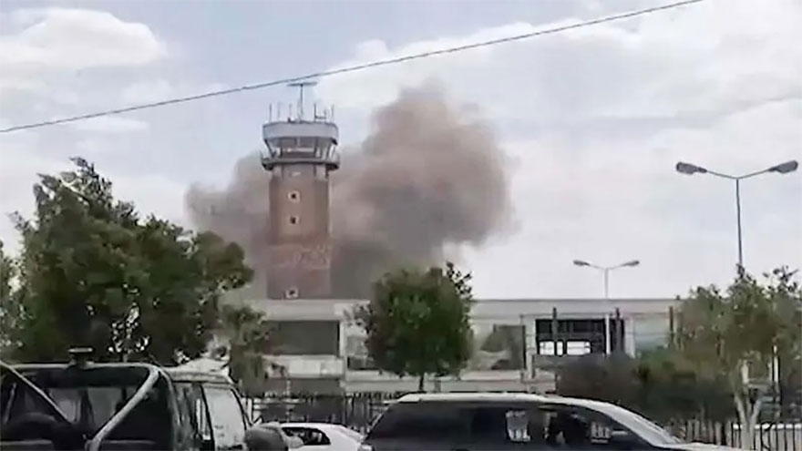 Yemen govt says hit Sanaa airport, Houthis attack Saudi Arabia