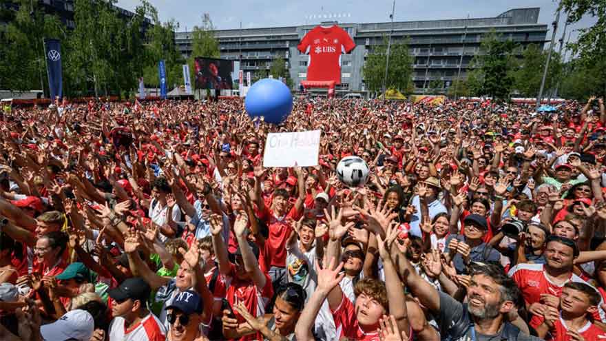 Swiss World Cup squad return home to heroes' welcome