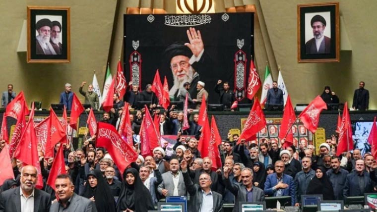 جنگ کے بعد ایرانی پارلیمنٹ کا پہلا اجلاس، خامنہ ای کی شہادت کا بدلہ لینے کا مطالبہ