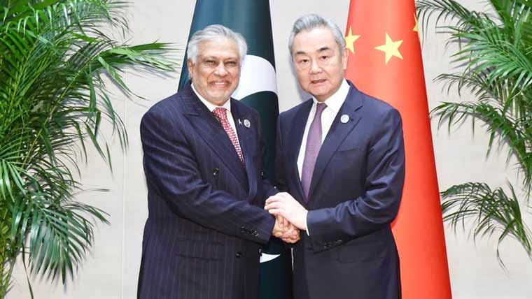 اسحاق ڈار کی چینی وزیر خارجہ سے ملاقات، سی پیک 2.0 پر پیش رفت کا جائزہ