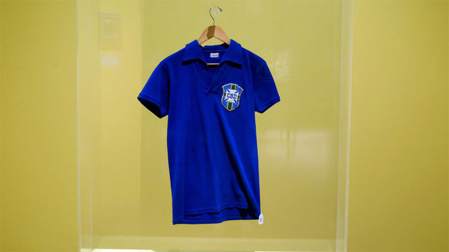 Pele's World Cup jersey fetches $4.9 million at US auction