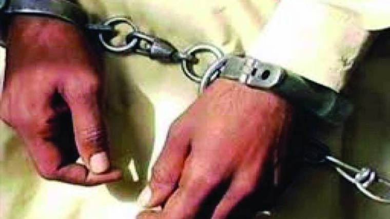 اشتہاری ملزم ہتھکڑی سمیت پولیس حراست سے فرار، 2 اہلکار معطل
