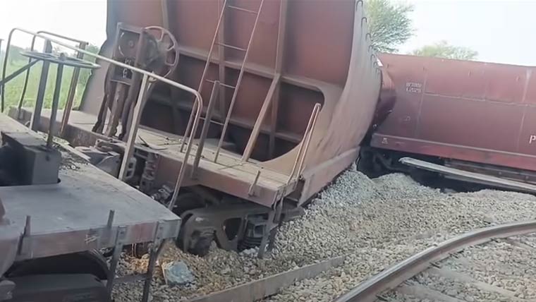 ٹنڈو آدم کے قریب مال گاڑی حادثے کا شکار، ٹرینوں کی آمدورفت متاثر