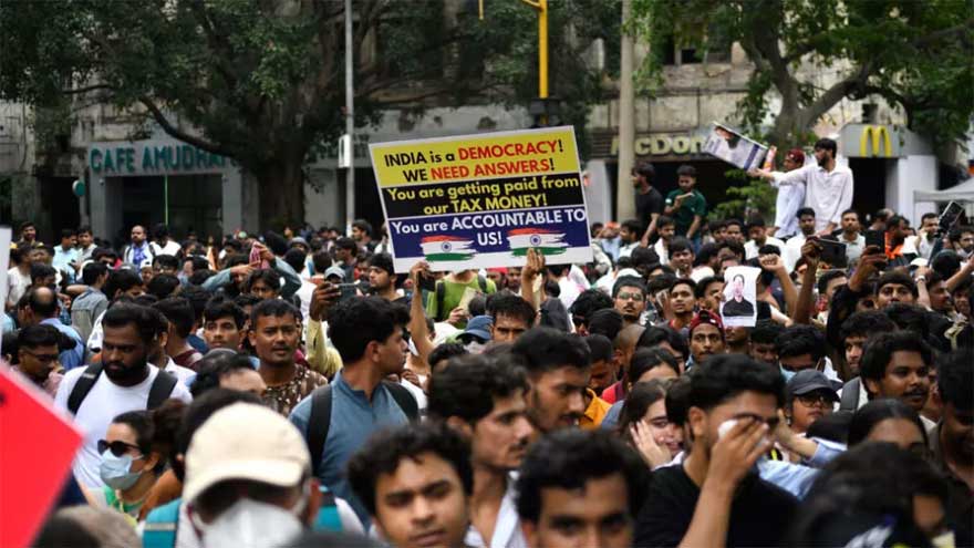 Indian police baton charge protesters marching to parliament