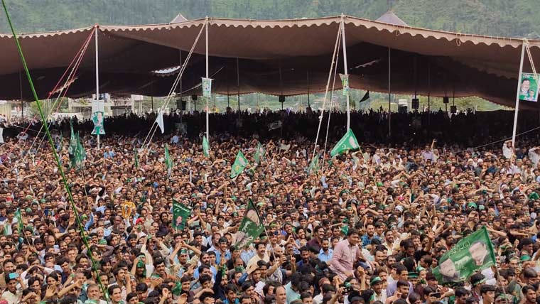مظفرآباد میں مسلم لیگ (ن) کا سیاسی پاور شو، نواز شریف اور مریم جلسہ گاہ پہنچ گئے