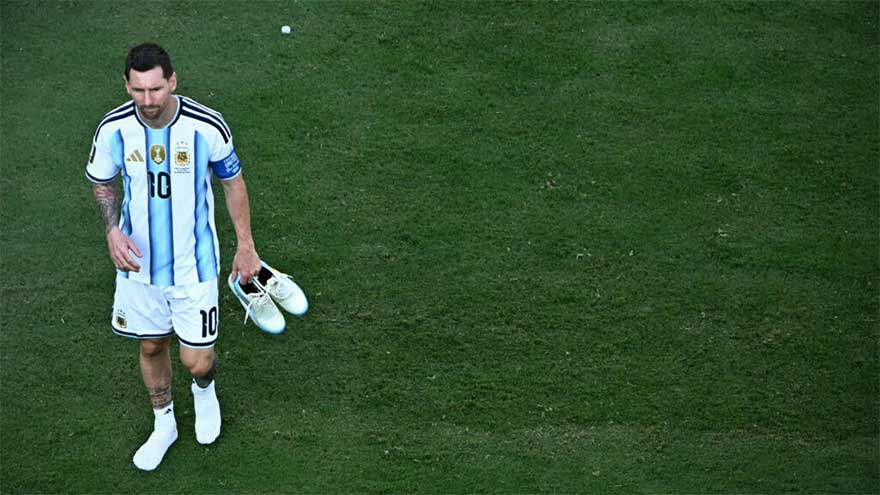 Messi lands in Argentine hometown after World Cup defeat