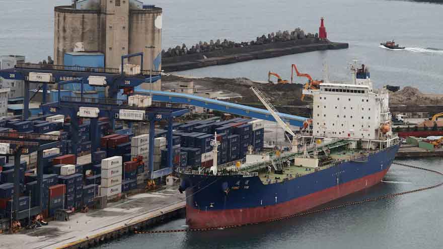Oil prices hover at six-week high as Middle East shipping risks escalate