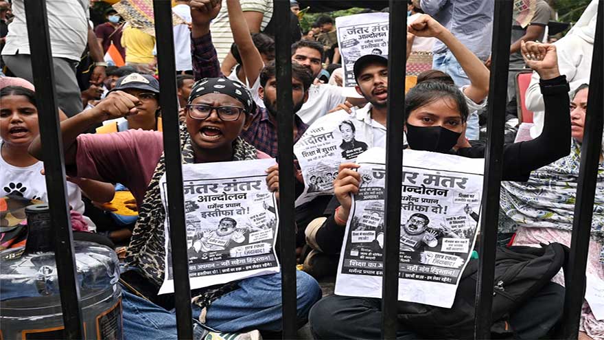 Supporters across India send food via delivery apps to sustain the 'Cockroach' protest