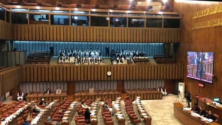 پٹرولیم قیمتوں کے روزانہ تعین پر سینیٹ میں توجہ دلاؤ نوٹس جمع