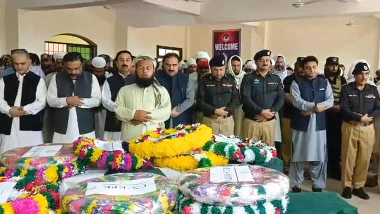 ٹانک حملے کے پولیس شہداء کی سرکاری اعزاز کے ساتھ نماز جنازہ ادا