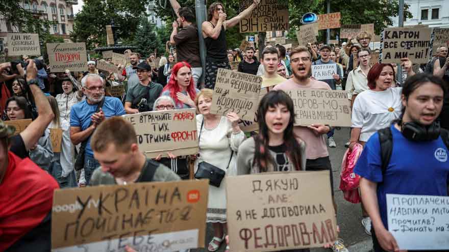 Ukrainians back ousted defence minister as political crisis brews