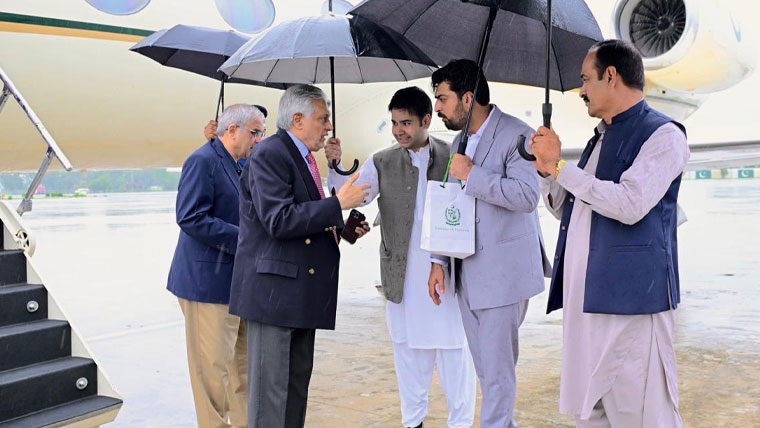 اسحاق ڈار کامیاب سفارتی دورے مکمل کرکے وطن واپس پہنچ گئے