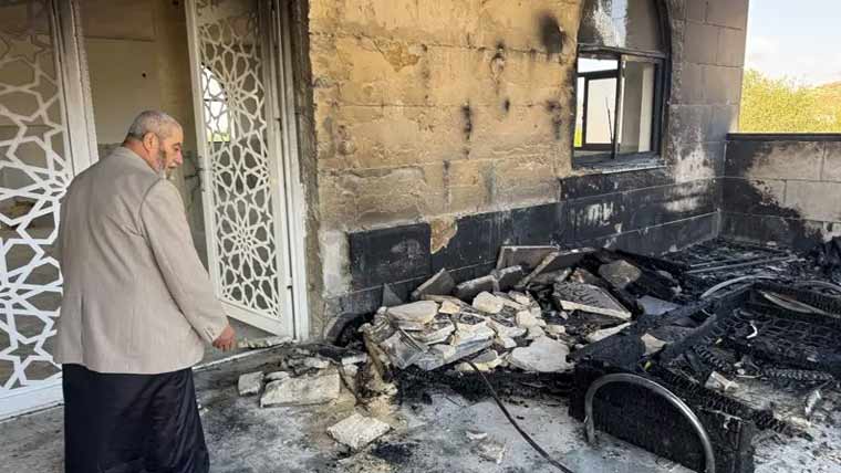 مغربی کنارے میں اسرائیلی قابضین کے حملے جاری، 2 مساجد کو شہید کردیا