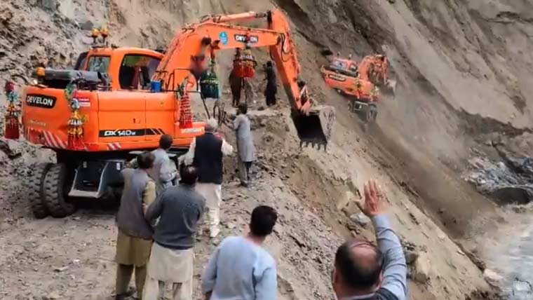 استور ویلی روڈ پر بحالی کے دوران لینڈ سلائیڈنگ، ایکسکیویٹر ملبے تلے دب گیا، آپریٹر محفوظ رہا