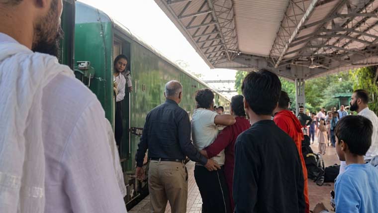 راولپنڈی میں گرین لائن ٹرین کی بوگی نہ لگنے پر مسافروں کا شدید احتجاج
