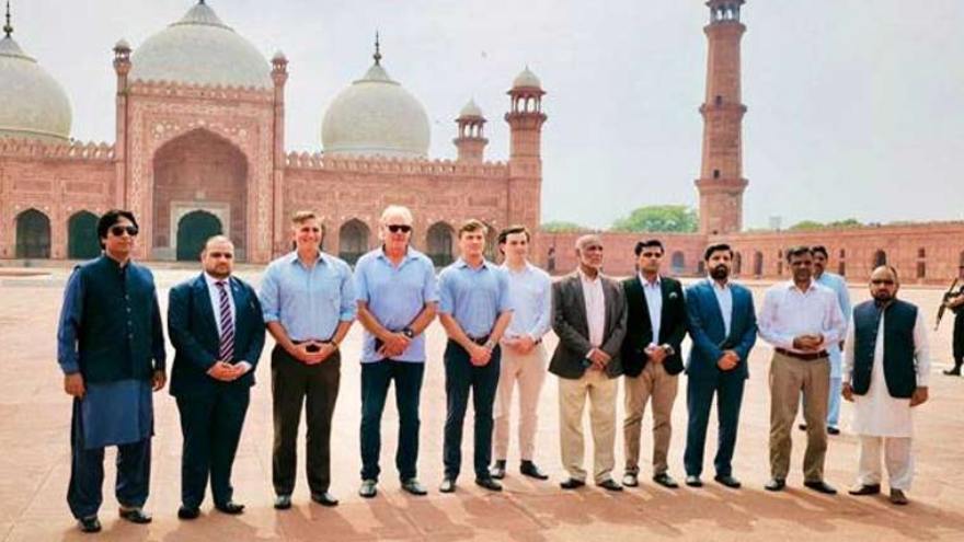US delegation explores Lahore's historic landmarks, pays tribute at Allama Iqbal's mausoleum