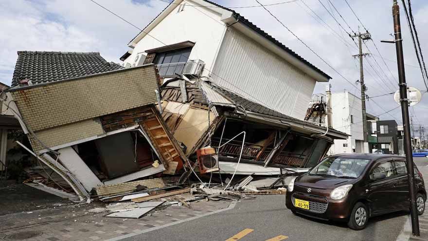 Japan quake toll rises to 13 as rescuers haul people from collapsed mall