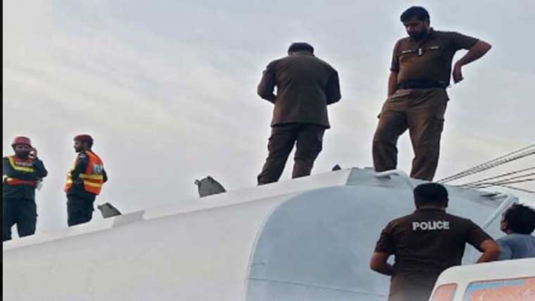کوٹ ادو میں آئل ٹینکر سے دو نامعلوم افراد کی لاشیں برآمد 