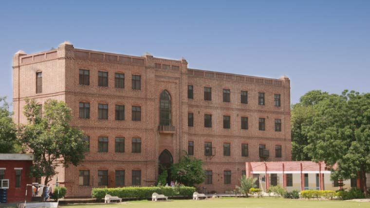 لاہور کے سرکاری کالجز میں سہولیات کی کمی دور کرنے کا فیصلہ