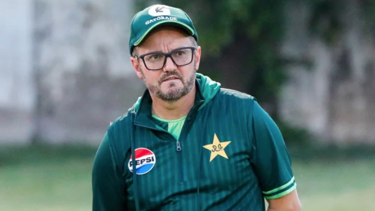 مائیک ہیسن نے ہوم سیریز میں سپن وکٹوں کے استعمال پر تنقید رد کر دی