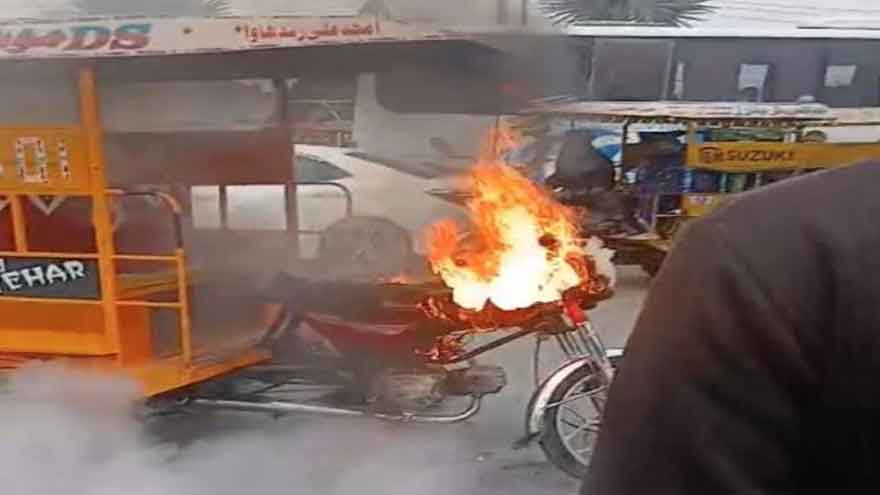 Rickshaw driver sets vehicle on fire over traffic challan