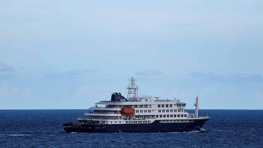 Five US passengers from hantavirus-hit ship return to home states