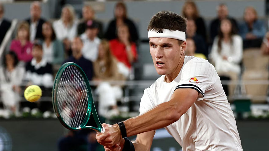 Mensik tames Fonseca to reach French Open semi-finals