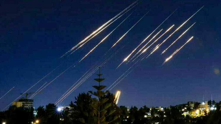 امریکا اور ایران کے صبح سویرے پھر حملے، دونوں ممالک کا فوجی اہداف کو نشانہ بنانے کا دعویٰ