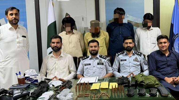 غیر قانونی طور پر قومی شناختی کارڈ جاری کرنیوالے 4 نادرا اہلکار گرفتار