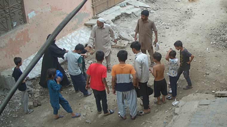 لاہور میں بچی کے مین ہول میں گرنے کا واقعہ، ٹھیکیدار کے خلاف مقدمہ درج