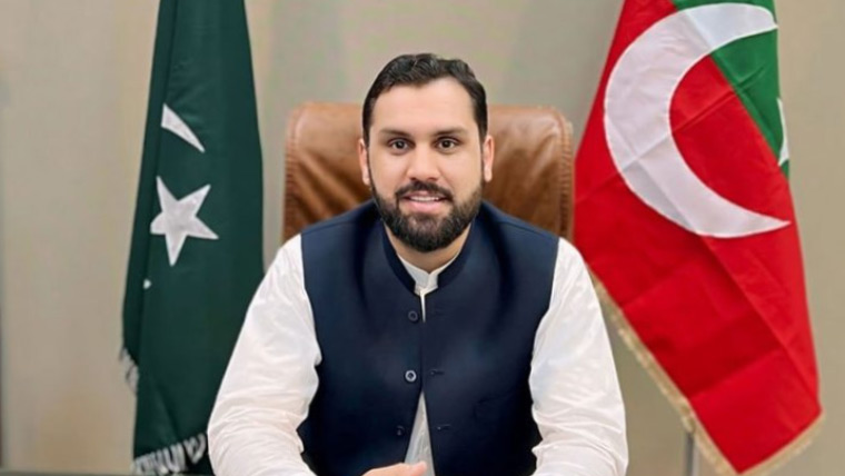 وزیر تعلیم خیبرپختونخوا مینا خان کو پشاور ایئرپورٹ پر روک دیا گیا