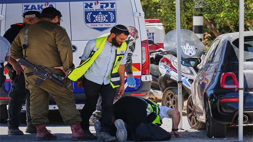 Attacker opens fire in central Israel, killing 1 and wounding 5
