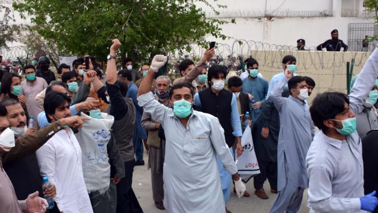 کوئٹہ میں ینگ ڈاکٹرز کی تیزاب گردی کے واقعہ کے خلاف ہڑتال