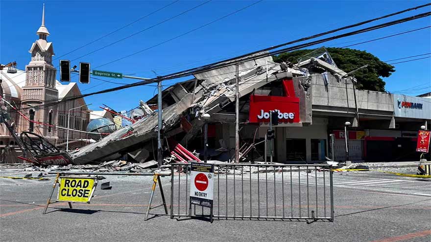 Earthquake of magnitude 7.8 strikes off southern Philippines