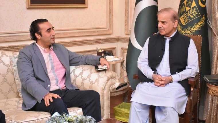 شہباز شریف سے بلاول بھٹو کی ملاقات، آزاد کشمیر صورتحال پر گفتگو